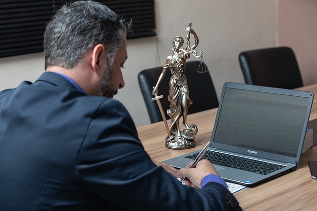 lawyer-640x480-32604444.jpeg