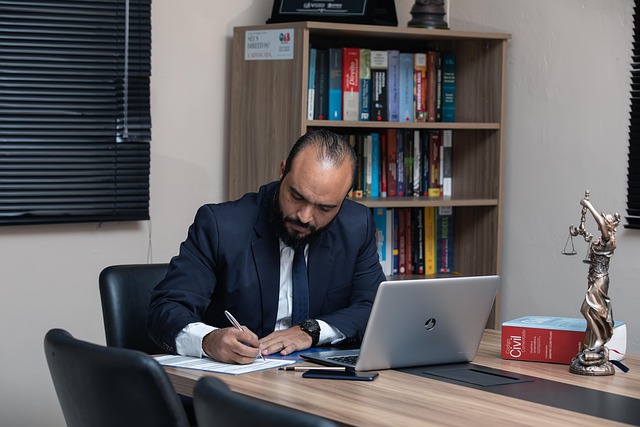 lawyer-640x480-51343943.jpeg